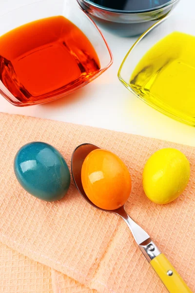 Cuencos con pintura para huevos de Pascua y huevos, de cerca — Foto de Stock