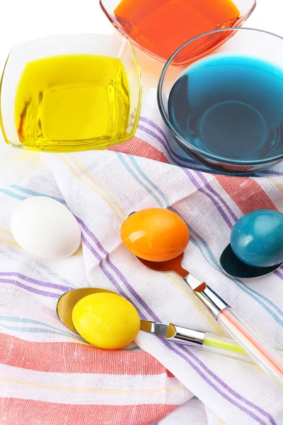Bowls with paint for Easter eggs and eggs, close up — Stock Photo, Image