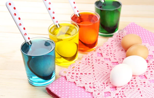 Glasses with paint for Easter eggs and eggs, close up — Stock Photo, Image