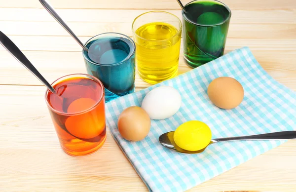 Glasses with paint for Easter eggs and eggs, close up — Stock Photo, Image