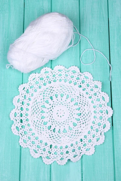 Fil blanc pour tricoter avec serviette et rayons sur table en bois close-up — Photo