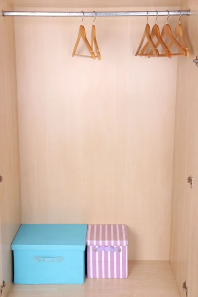 Cabides de madeira no armário — Fotografia de Stock