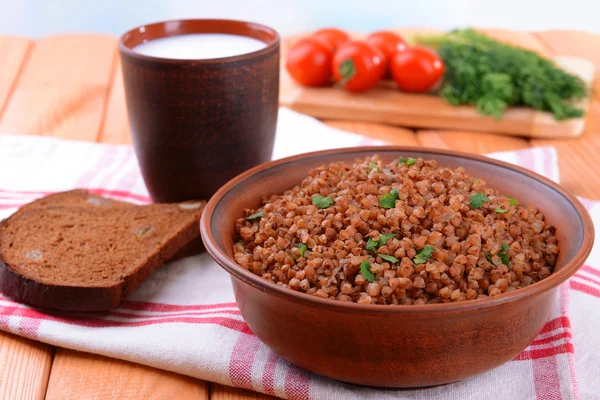 Boiled buckwheat in bowl on table close-up — Stock Photo, Image