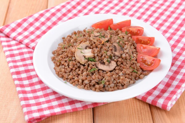 Boiled buckwheat on plate on table close-up — Stock Photo, Image