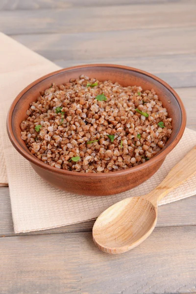 Boiled buckwheat in bowl on table close-up — Stock Photo, Image