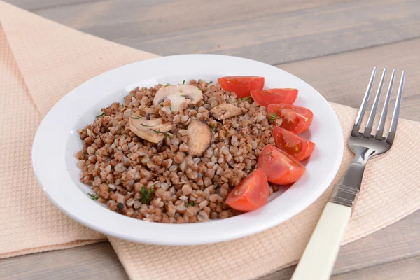 Boiled buckwheat on plate on table close-up — Stock Photo, Image