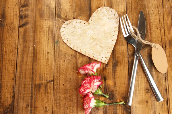 Configuração de lugar de mesa com decorações em fundo de madeira cor — Fotografia de Stock