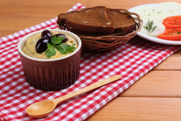 Tigela de hummus fresco saboroso com azeitonas — Fotografia de Stock