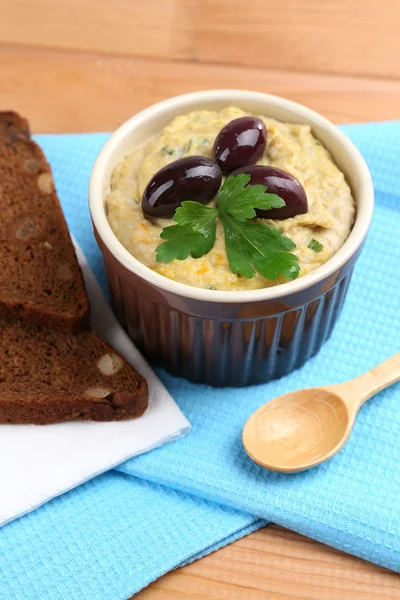 Bowl of tasty fresh hummus with tomatoes — Stock Photo, Image