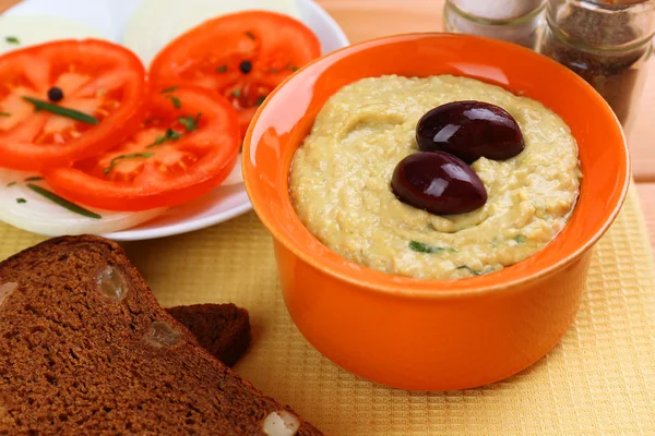 Skål med läckra färska hummus med Oliver — Stockfoto