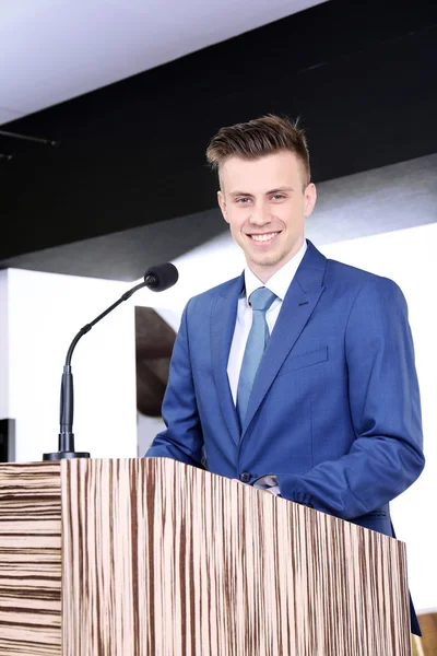 Un homme d'affaires prononce un discours dans une salle de conférence — Photo