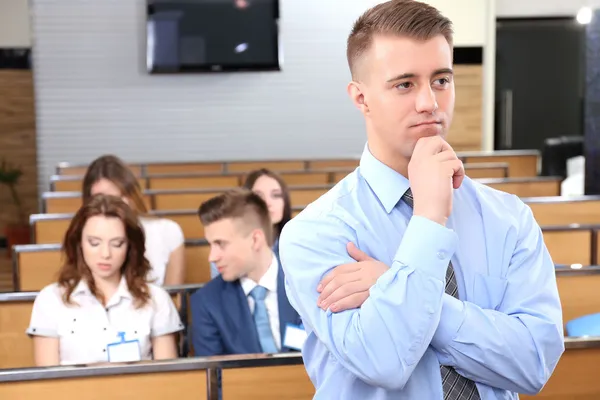 Un homme d'affaires prononce une présentation à une conférence — Photo