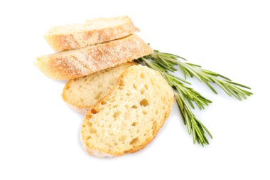 Taze ekmek ve biberiye beyazda izole edilmiş.