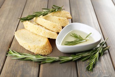 Zeytinyağlı taze ekmek ve ahşap masada biberiye.