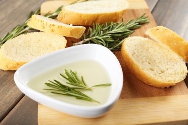 Zeytinyağlı taze ekmek ve ahşap masada biberiye.