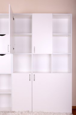 Boş beyaz raf yakın çekim