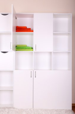 beyaz raf renkli havlu ile kapatın