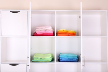 Beyaz renkli giysiler raflara yakın çekim