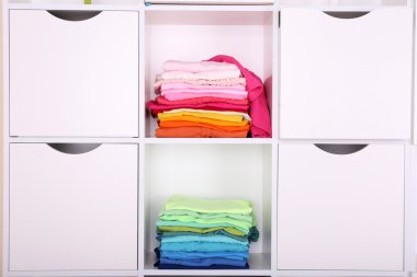 Beyaz renkli giysiler raflara yakın çekim