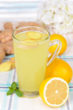 Limon ve bal ışık arka plan üzerinde tablo ile sağlıklı zencefil çayı