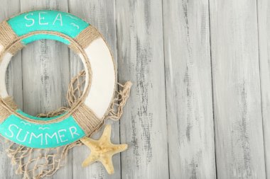 Ahşap arka planda can simidi