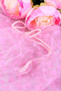 Pembe kumaş üzerine güzel inciler