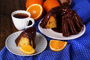 Tablo yakın çekim üzerine portakal ile lezzetli ev yapımı pasta