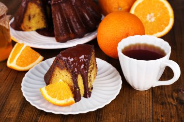 Tablo yakın çekim üzerine portakal ile lezzetli kek parçası