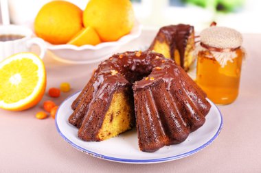 lezzetli ev yapımı pasta üzerinde masa örtüsü parlak zemin üzerine portakal ile