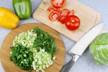 ahşap tahta ve taze sebze, mutfak masa arka plan üzerine doğranmış otlar ile kompozisyon