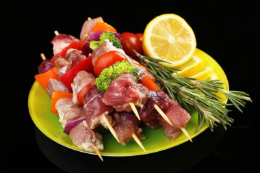 siyah arka plan üzerine çiğ domuz kebap