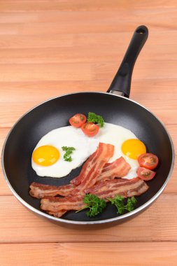 yumurta ve pastırma tava üzerinde tablo yakın çekim