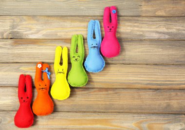 Komik el yapımı Paskalya tavşanımı ahşap zemin ile kompozisyon