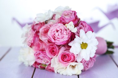 parlak zemin üzerine masada güzel düğün buketi