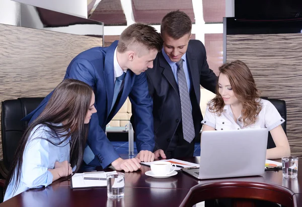 Geschäftsleute arbeiten im Konferenzraum — Stockfoto