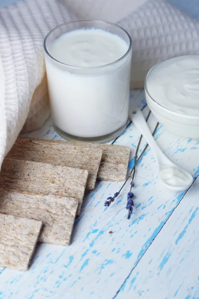 Yogurt fatto in casa e gustoso pane croccante saporito su sfondo tavolo di legno — Foto Stock