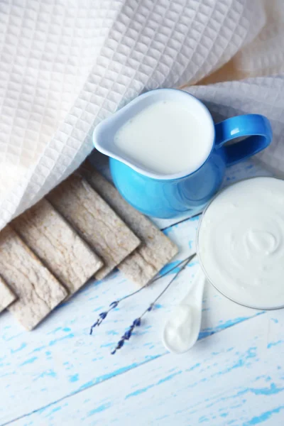 Homemade yogurt and tasty Tasty crispbread on wooden table background — Stock Photo, Image