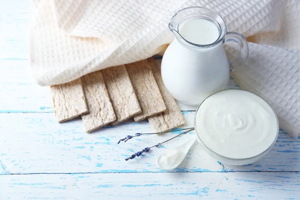 Yogurt fatto in casa e gustoso pane croccante saporito su sfondo tavolo di legno — Foto Stock