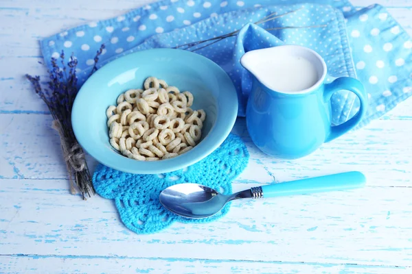 Hemgjord yoghurt och läckra spannmål i skål på träbord bakgrund — Stockfoto