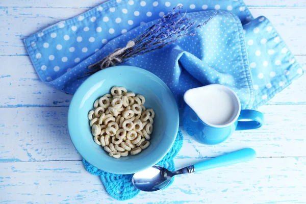 Yogur casero y deliciosos cereales en tazón sobre fondo de mesa de madera — Foto de Stock