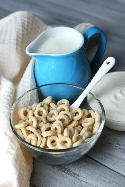 Yogur casero y deliciosos cereales en tazón sobre fondo de mesa de madera —  Fotos de Stock