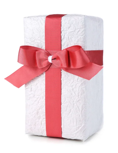 Mooi cadeau met rood lint, geïsoleerd op wit — Stockfoto