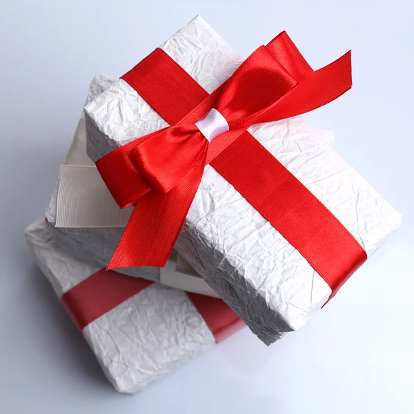 Hermosos regalos con cintas rojas, aislados en blanco —  Fotos de Stock