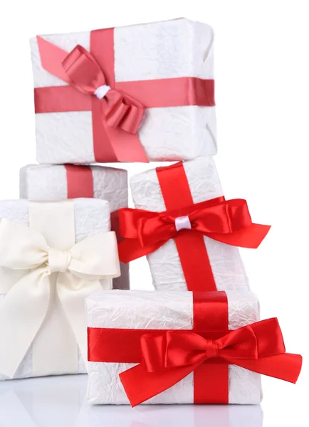 Prachtige geschenken met rode linten, geïsoleerd op wit — Stockfoto