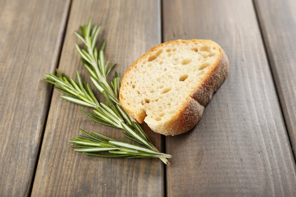 Pão fresco e alecrim — Fotografia de Stock