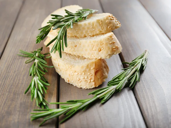 Свежий хлеб и розмарин — стоковое фото