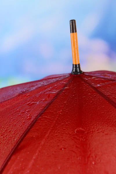 Paraguas rojo sobre fondo brillante — Foto de Stock