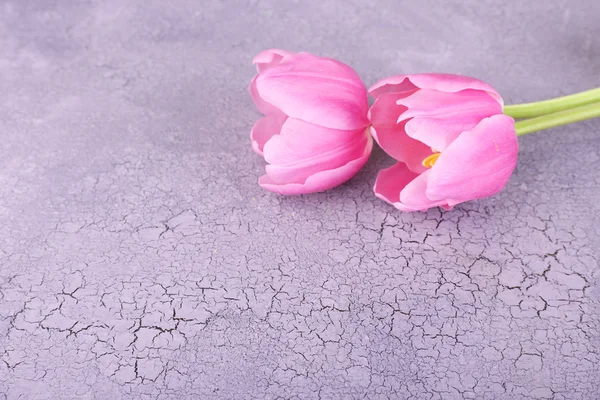 Hermosos tulipanes rosados sobre mesa de madera — Foto de Stock
