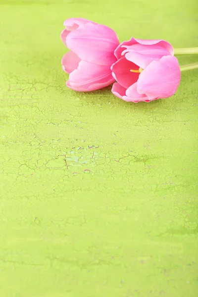 Lindas tulipas cor-de-rosa na mesa de madeira — Fotografia de Stock