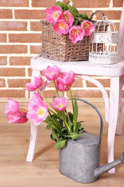 Hermosos tulipanes rosados sobre fondo de pared de ladrillo — Foto de Stock